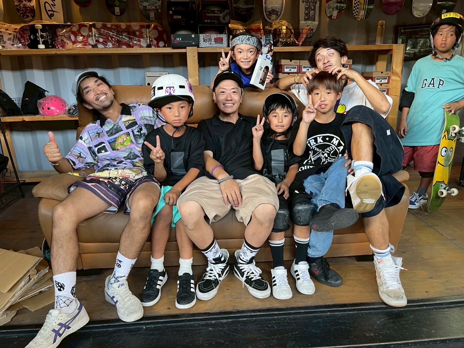 パークでボードを持って集まる子どもたちとスタッフ