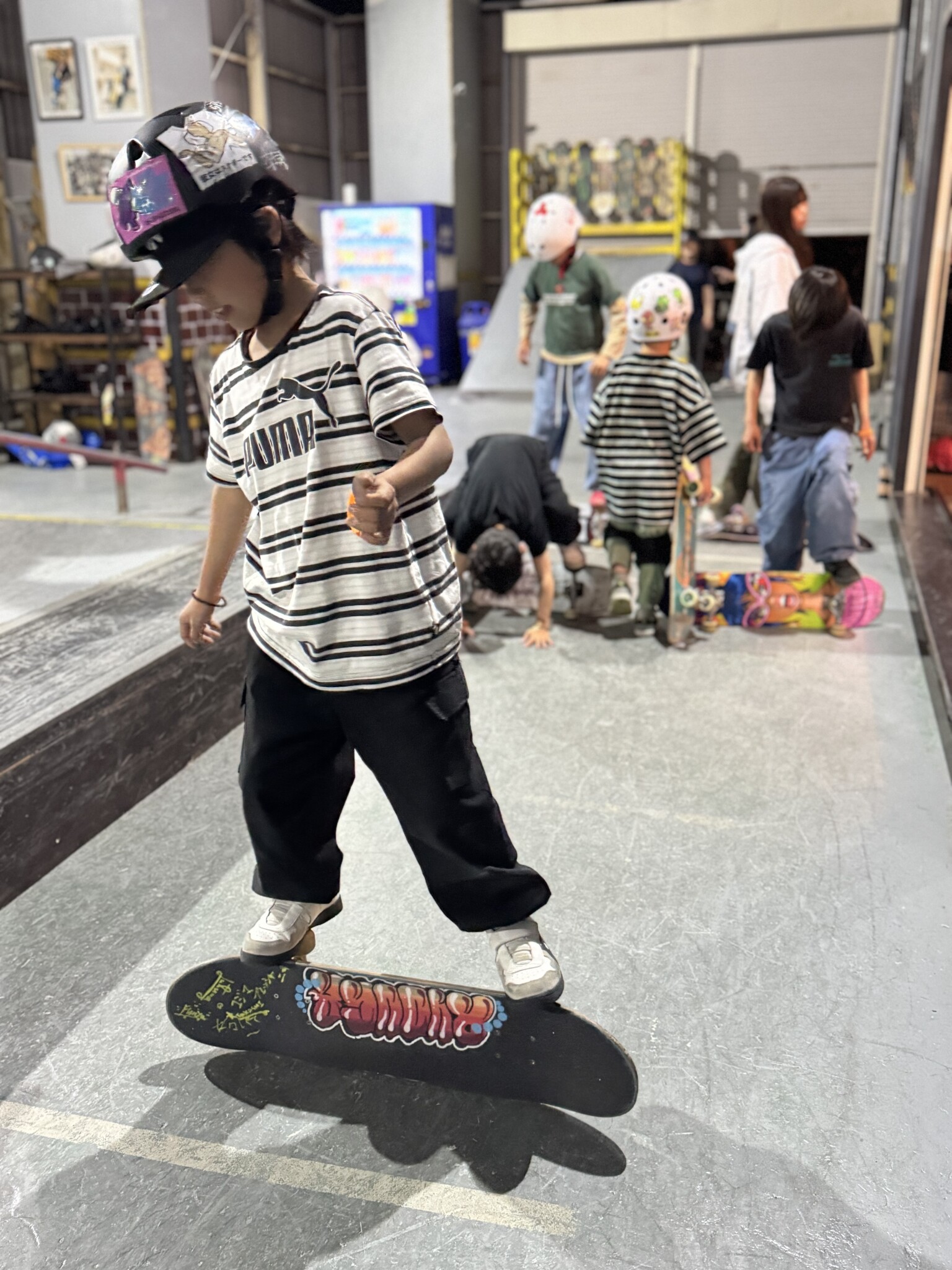 ボードの上でバランスをとりながら練習する子ども